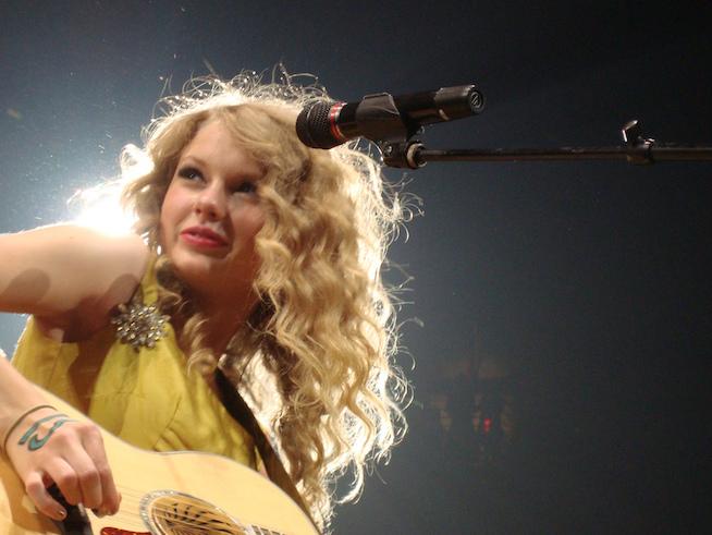 Taylor Swift Fearless Tour 03 by WEZL 
