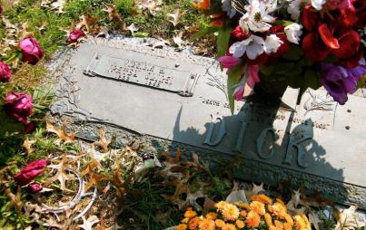 Patsy Cline and husband Charlie Dick's graves in Shenandoah Memorial Park, VA. Image: Sarah Stierch (CC BY 4.0)