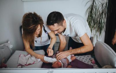 Even if you desperately need help, even if you want it, it's sometimes very hard to ask for it. Here are easy ways to help a new parent! 
